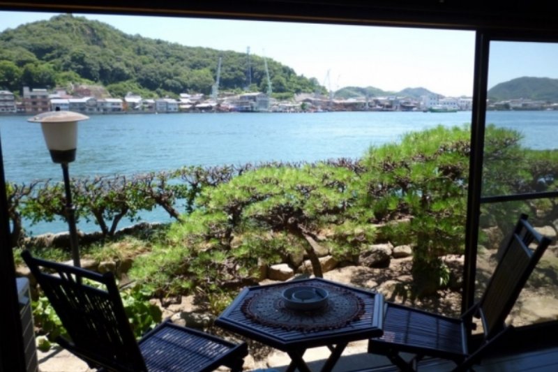 一邊看著美麗的海景一邊享受著悠閒的時光。(圖/ZEKKEI Japan提供) 一邊看著美麗的海景一邊享受著悠閒的時光。(圖/ZEKKEI Japan提供)