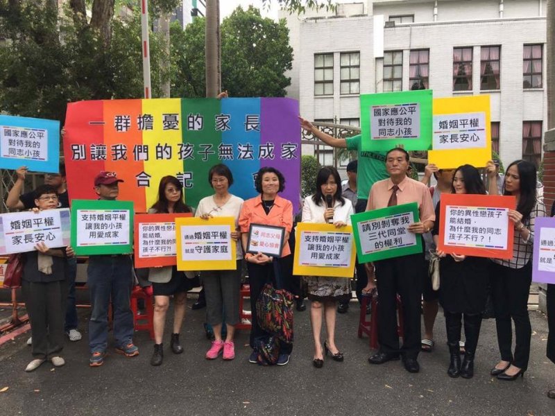 台灣同志諮詢熱線協會7日與同志父母於立法院前爭取「人人都享有平等成家」的權力(取自台灣同志諮詢熱線臉書粉絲團) 台灣同志諮詢熱線協會7日與同志父母於立法院前爭取「人人都享有平等成家」的權力(取自台灣同志諮詢熱線臉書粉絲團)