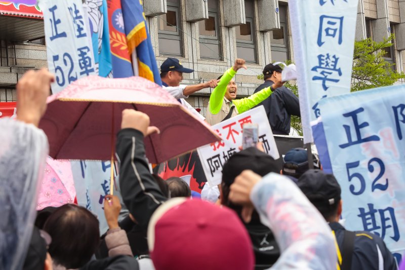 20161110-軍公教團體10日聚集於年金改革委員會開會地點國發會門口抗議,現場民眾高喊蔡英文下台並以手勢表示。(顏麟宇攝) 20161110-軍公教團體10日聚集於年金改革委員會開會地點國發會門口抗議,現場民眾高喊蔡英文下台並以手勢表示。(顏麟宇攝)