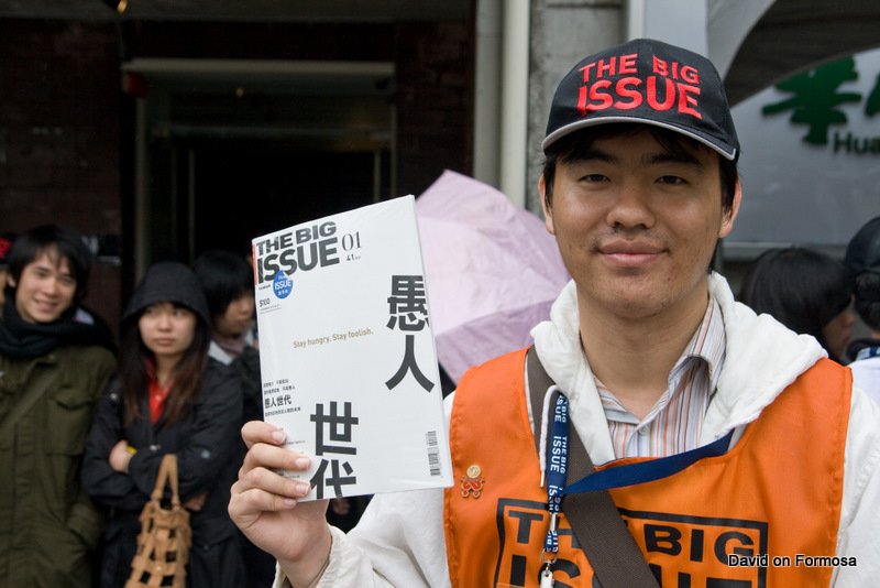 來自英國的”The Big Issue”，讓街友不再需要用沿街拜託的銷售方式也能謀生。（圖／擷取自taiwan-guide）