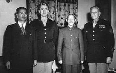 蔣介石(右二)與魏德邁(左二)、馬歇爾(右一)和宋子文(左一)合影。(取自世界新聞網).jpg 蔣介石(右二)與魏德邁(左二)、馬歇爾(右一)和宋子文(左一)合影。(取自世界新聞網).jpg