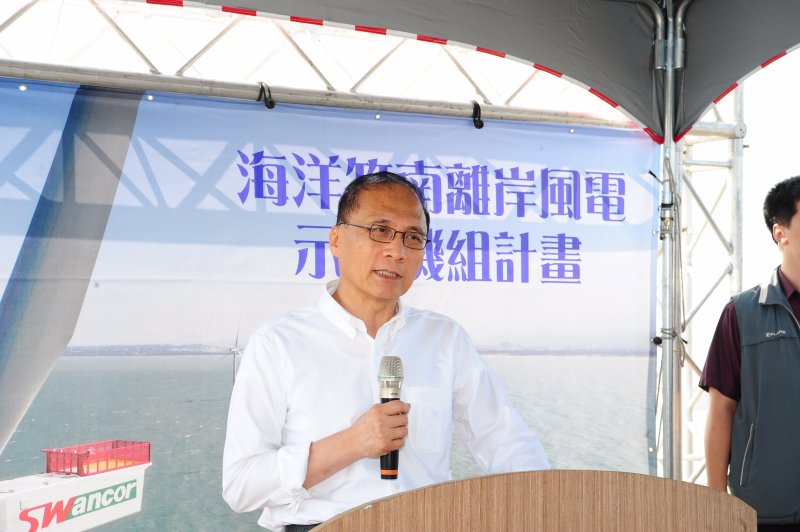 行政院長林全今(12)日前往苗栗竹南龍鳳漁港視察離岸風機,並且表示期盼台灣利用天然優勢成為全球風力發電的示範市場。(取自行政院官方網站) 行政院長林全今(12)日前往苗栗竹南龍鳳漁港視察離岸風機,並且表示期盼台灣利用天然優勢成為全球風力發電的示範市場。(取自行政院官方網站)