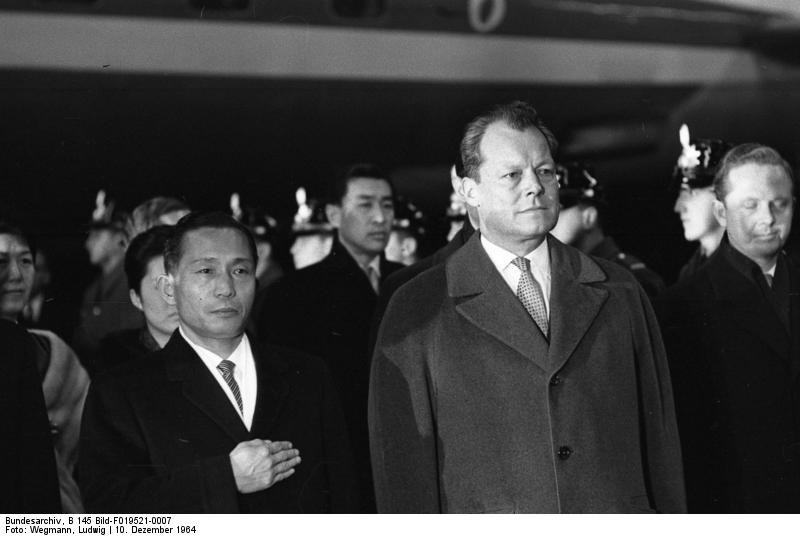 1964年朴正熙造訪西德,與當時西德總理威利·布蘭特合照。(wikipedia/public domain) 1964年朴正熙造訪西德,與當時西德總理威利·布蘭特合照。(wikipedia/public domain)