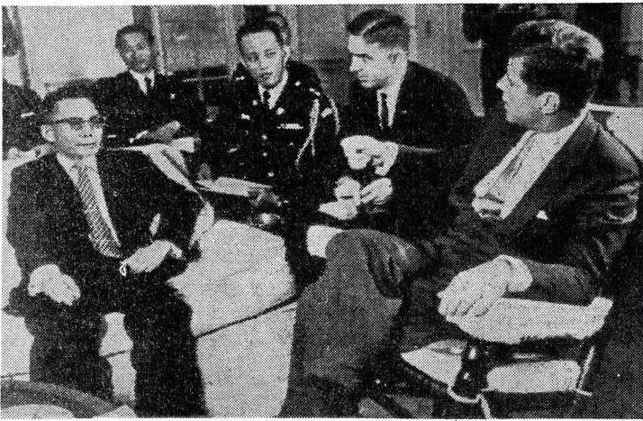 朴正熙(左)與當時的美國總統甘迺迪(右)。(wikipedia/public domain) 朴正熙(左)與當時的美國總統甘迺迪(右)。(wikipedia/public domain)
