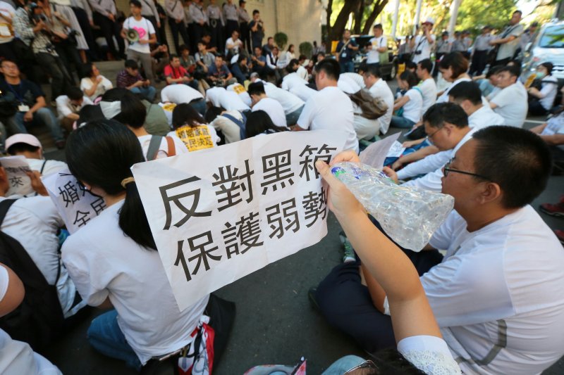 反同性婚姻團體突破警方封鎖線衝進立法院,在外面靜坐禱告。(顏麟宇攝) 反同性婚姻團體突破警方封鎖線衝進立法院,在外面靜坐禱告。(顏麟宇攝)