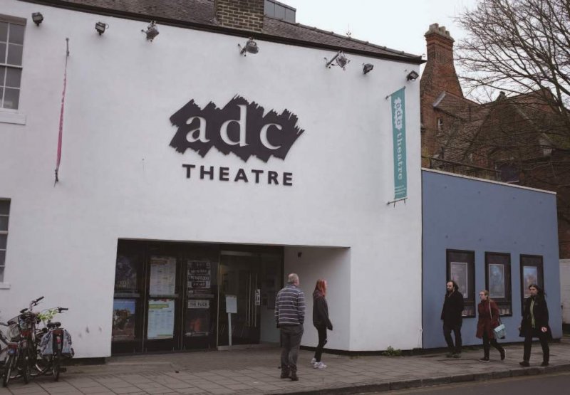 ADC劇院(Amateur Dramatic Club)是劍橋大學腳光劇團(The Cambridge Footlights)的大本營,該劇團被譽為「英國喜劇的心臟」。(照片提供/Jessamine Lai) ADC劇院(Amateur Dramatic Club)是劍橋大學腳光劇團(The Cambridge Footlights)的大本營,該劇團被譽為「英國喜劇的心臟」。(照片提供/Jessamine Lai)