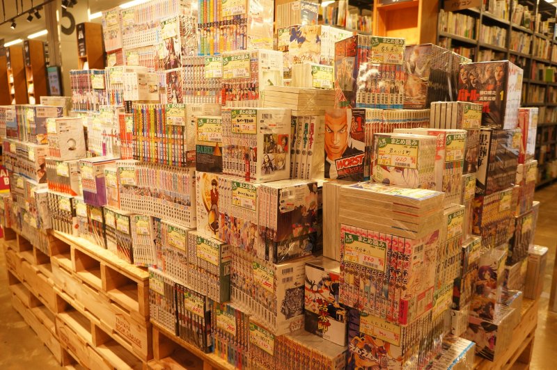 一整櫃的中古連載漫畫,一整套500日圓起跳。(圖/MATCHA提供) 一整櫃的中古連載漫畫,一整套500日圓起跳。(圖/MATCHA提供)