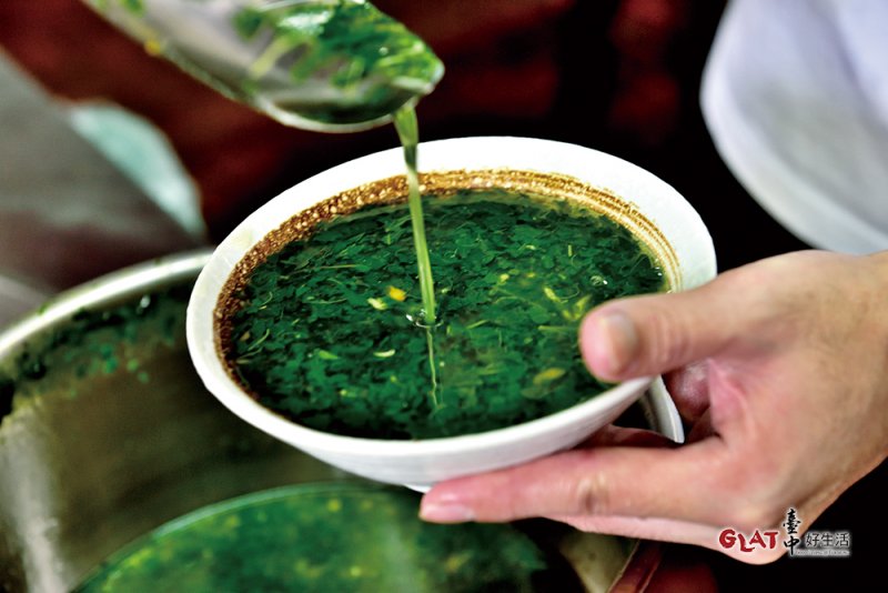 到市場裡的古早味自助餐，可以嘗到「阿嬤的手路菜」蔴芛，這可是市場限定的美味。（圖/ 台中好生活提供）