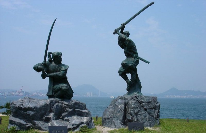 巖流島上武藏與小次郎對決場景的雕像。(圖片來源 / flickr) 巖流島上武藏與小次郎對決場景的雕像。(圖片來源 / flickr)