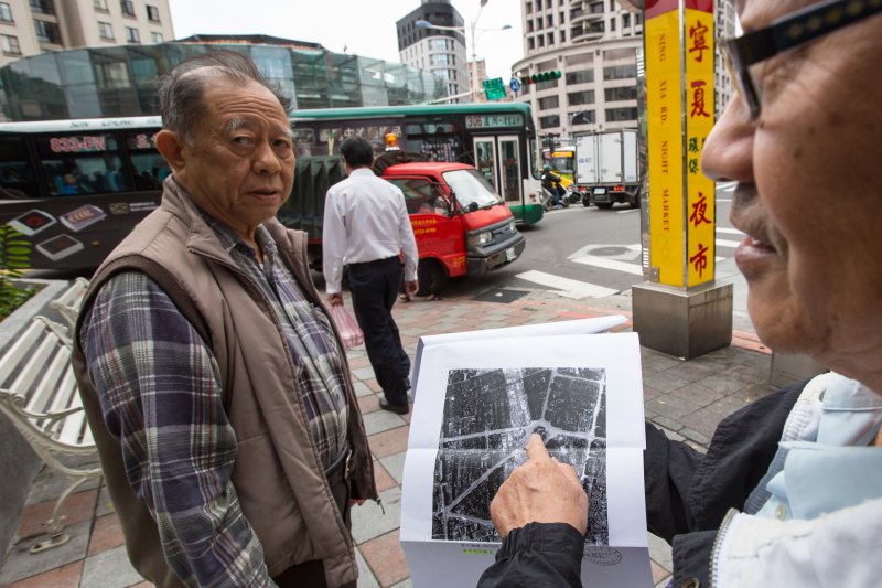 20161124-台北建成圓環24日即將進行拆除工程，正式走入歷史，當地耆老拿出民國34年時的美軍偵照圖對照現今所在地。（顏麟宇攝）