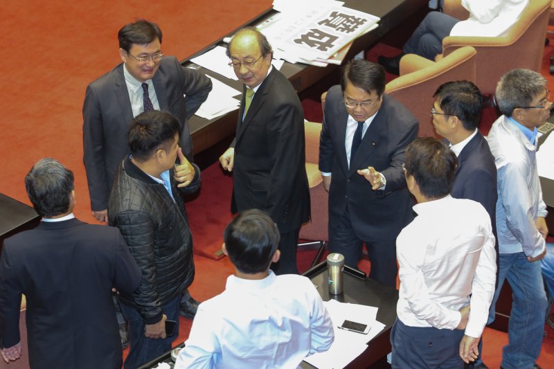 20161125-《公職人員選舉罷免法》修正案處理時程.民進黨與時力意見不一.雙方會場熱烈討論.（陳明仁攝）