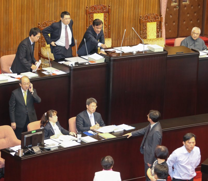 20161125-《公職人員選舉罷免法》修正案處理時程.民進黨與時力意見不一.蘇嘉全(上)柯建銘(中)和時力黃國昌(下)等.形成多方一陣討論..(陳明仁攝) 20161125-《公職人員選舉罷免法》修正案處理時程.民進黨與時力意見不一.蘇嘉全(上)柯建銘(中)和時力黃國昌(下)等.形成多方一陣討論..(陳明仁攝)