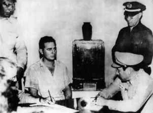 菲德爾·卡斯楚在1953年7月26日攻打古巴蒙卡達兵營行動失敗被捕,後在受審時發表《歷史將宣判我無罪》演說。(wikipedia/public domain) 菲德爾·卡斯楚在1953年7月26日攻打古巴蒙卡達兵營行動失敗被捕,後在受審時發表《歷史將宣判我無罪》演說。(wikipedia/public domain)