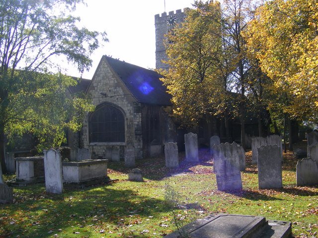 敦東郊巴京（Barking）的聖瑪格莉特教堂（St. Margaret's Church）鄰近波特公寓。沃蓋特、科法利和衛華斯的屍體都在該教堂的墓園被發現。（Adrian Cable@Wikipedia / CC BY 2.0）