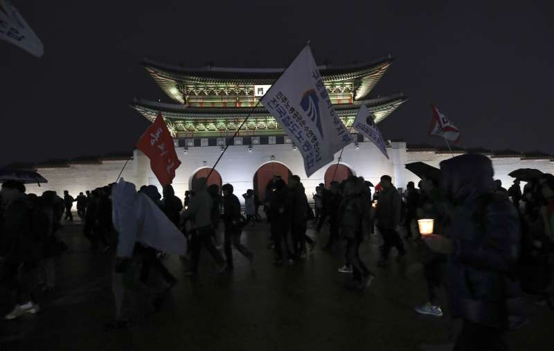 南韓民眾在首爾光化門前抗議，要求總統朴槿惠立刻下台。（美聯社）