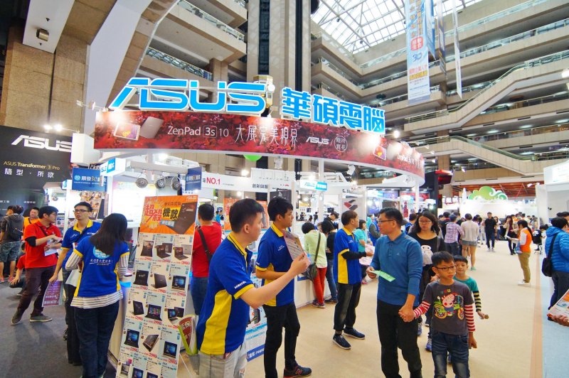 2016台北資訊月,華碩電腦攤位盛況。(盧逸峰攝) 2016台北資訊月,華碩電腦攤位盛況。(盧逸峰攝)