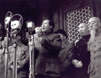 中國共產黨中央委員會主席毛澤東(中)宣布成立中華人民共和國(翻攝維基百科) 中國共產黨中央委員會主席毛澤東(中)宣布成立中華人民共和國(翻攝維基百科)