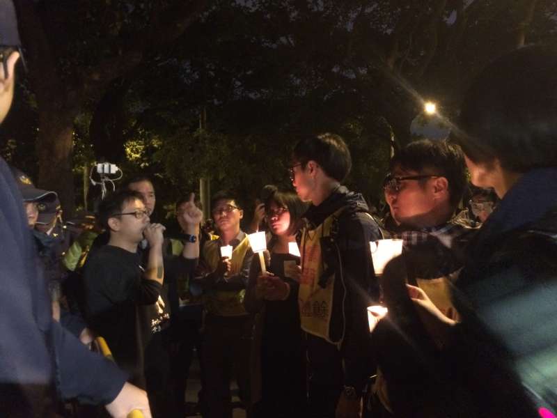 hrhr5度來台抗議的南韓HYDIS關廠工人7日晚間也在總統官邸外抗議。(石秀娟攝).jpg hrhr5度來台抗議的南韓HYDIS關廠工人7日晚間也在總統官邸外抗議。(石秀娟攝).jpg