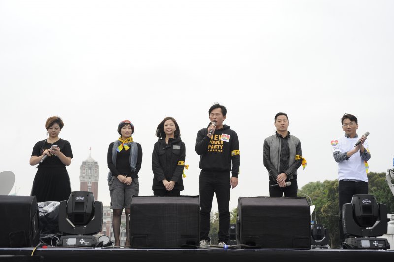 挺同團體今天下午在凱達格蘭大道舉辦「讓生命不再逝去，為婚姻平權站出來」音樂會，挺同志民眾群聚凱道，時代力量5位立委全到力挺。（甘岱民攝）