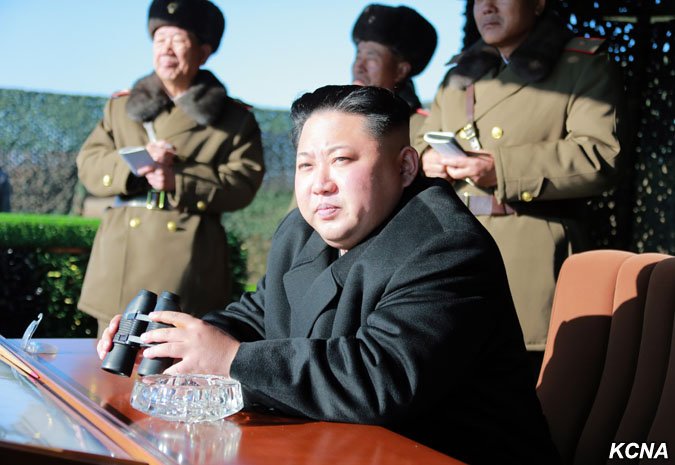 北韓最高領導人金正恩視察一場以南韓總統府青瓦台為攻擊目標的演習(朝中社) 北韓最高領導人金正恩視察一場以南韓總統府青瓦台為攻擊目標的演習(朝中社)