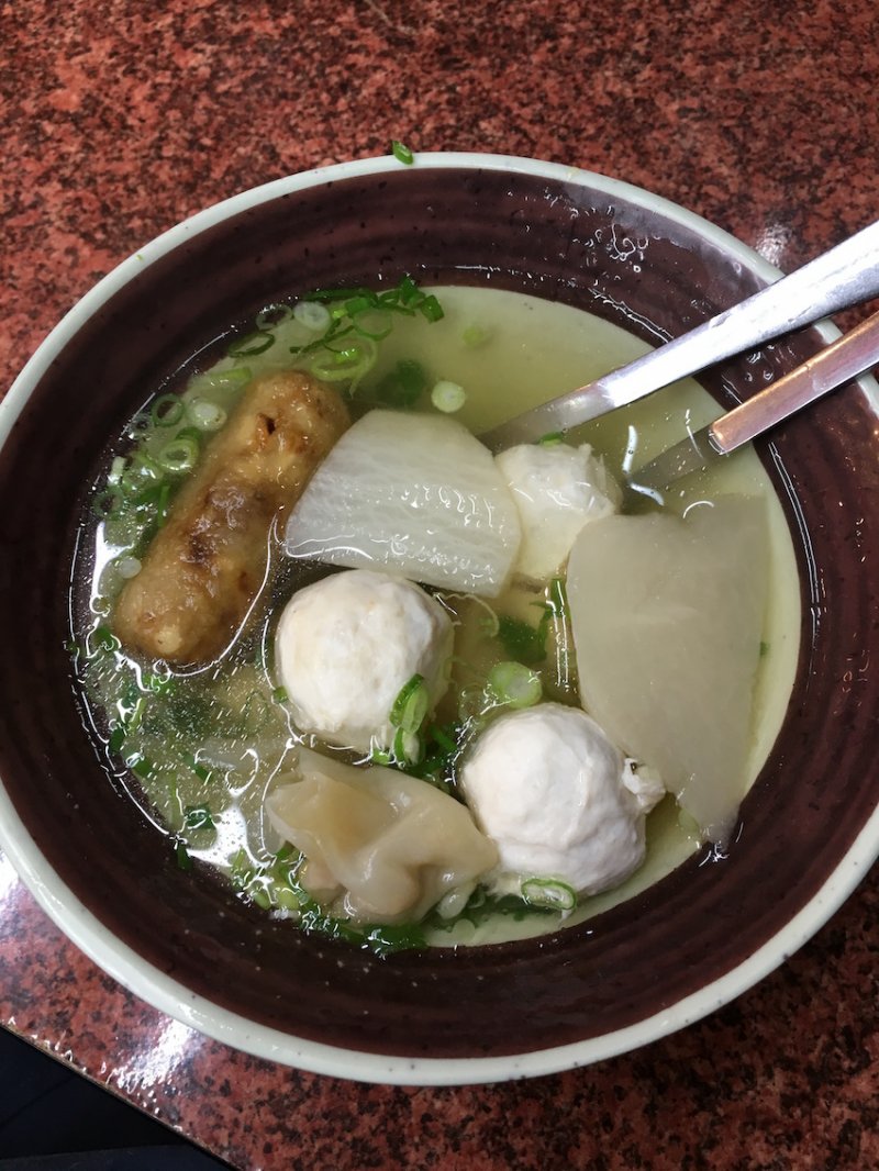 (圖/綜 合 湯 : 裡 面 有 餛 飩 、 旗 魚 丸 、 菜 頭 、 雞 捲 , 相 當 豐 富 ,Klook提供) (圖/綜 合 湯 : 裡 面 有 餛 飩 、 旗 魚 丸 、 菜 頭 、 雞 捲 , 相 當 豐 富 ,Klook提供)