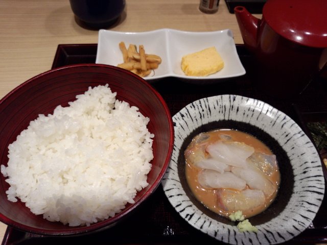 鯛魚湯汁蓋飯 , 新鮮的鯛魚浸在芝麻醬裡,再配上一碗米飯,早餐也可以吃得很好、很豐盛。(圖/Klook提供) 鯛魚湯汁蓋飯 , 新鮮的鯛魚浸在芝麻醬裡,再配上一碗米飯,早餐也可以吃得很好、很豐盛。(圖/Klook提供)