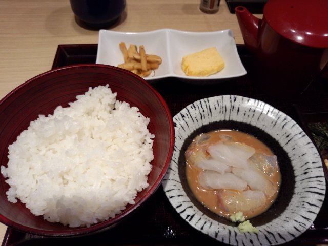 鯛魚湯汁蓋飯 ， 新鮮的鯛魚浸在芝麻醬裡，再配上一碗米飯，早餐也可以吃得很好、很豐盛。（圖/Klook提供）