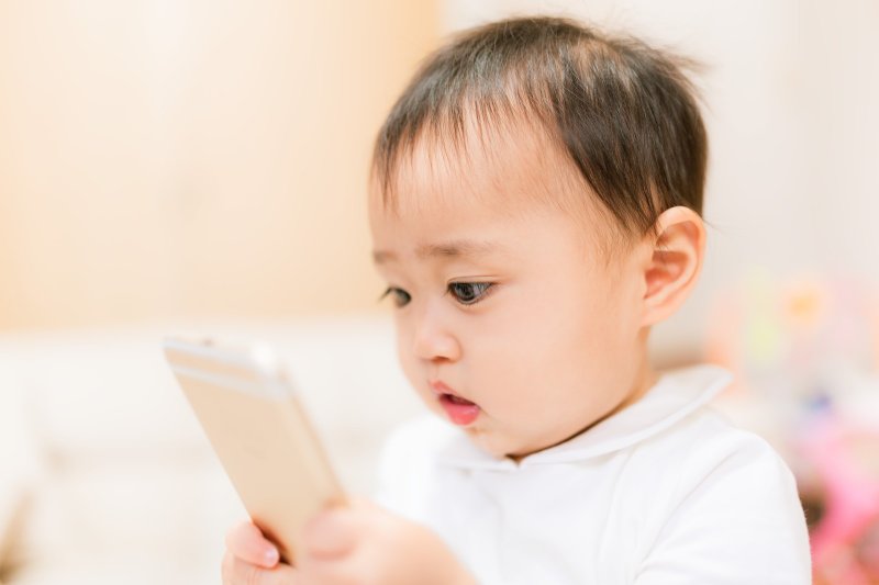 睡覺不管怎麼樣都得滑手機?小心得了「晚睡強迫症」。(圖/すしぱく@pakutaso) 睡覺不管怎麼樣都得滑手機?小心得了「晚睡強迫症」。(圖/すしぱく@pakutaso)