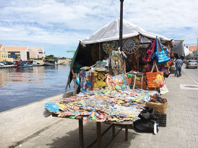 水上市集地攤商販賣著玲瑯滿目的商品。(圖/李秀玲攝影) 水上市集地攤商販賣著玲瑯滿目的商品。(圖/李秀玲攝影)