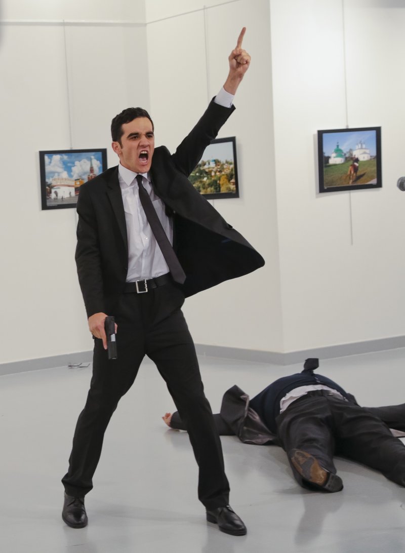 俄羅斯駐土耳其大使卡洛夫(Andrey Karlov,右)19日在土耳其首都安卡拉(Ankara)遭到槍擊案,槍手(左)行兇時大喊要為敘利亞人民復仇(AP) 俄羅斯駐土耳其大使卡洛夫(Andrey Karlov,右)19日在土耳其首都安卡拉(Ankara)遭到槍擊案,槍手(左)行兇時大喊要為敘利亞人民復仇(AP)
