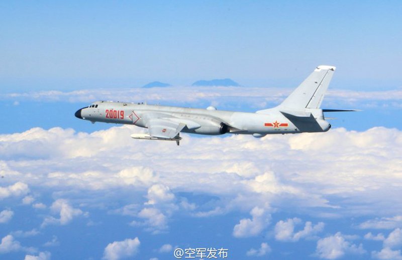 共機半個月內連兩度繞台,中共空軍隨後更發布背景有疑似台灣玉山的轟6K轟炸機飛訓照片。(取自微博@空軍發布) 共機半個月內連兩度繞台,中共空軍隨後更發布背景有疑似台灣玉山的轟6K轟炸機飛訓照片。(取自微博@空軍發布)