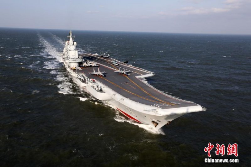 2016年12月24日,中國人民解放軍海軍遼寧艦編隊赴西太平洋海域開展遠海訓練。(中新社) 2016年12月24日,中國人民解放軍海軍遼寧艦編隊赴西太平洋海域開展遠海訓練。(中新社)