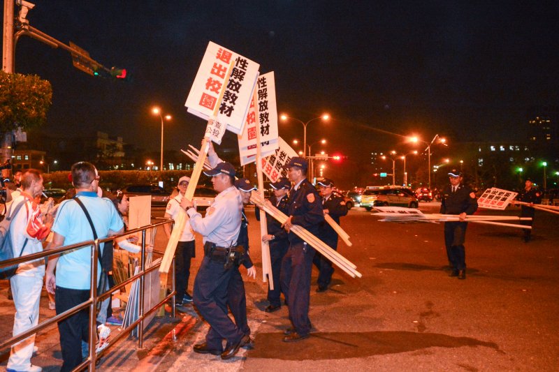 20161226-反同挺同民眾抗離,警方幫忙搬離抗議牌。(陳明仁攝) 20161226-反同挺同民眾抗離,警方幫忙搬離抗議牌。(陳明仁攝)