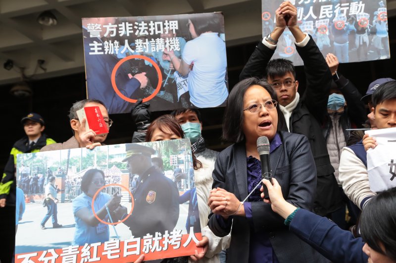 20161229-1226陳情活動負責人趙曉音牧師與下一代幸福聯盟29日於台北地檢署外召開「守護家庭,抗議政府不公」按鈴申告行動記者會,現場出席民眾紛紛以束帶將雙手銬住,表示對1226當天行動警方之作為提出抗議。(顏麟宇攝) 20161229-1226陳情活動負責人趙曉音牧師與下一代幸福聯盟29日於台北地檢署外召開「守護家庭,抗議政府不公」按鈴申告行動記者會,現場出席民眾紛紛以束帶將雙手銬住,表示對1226當天行動警方之作為提出抗議。(顏麟宇攝)