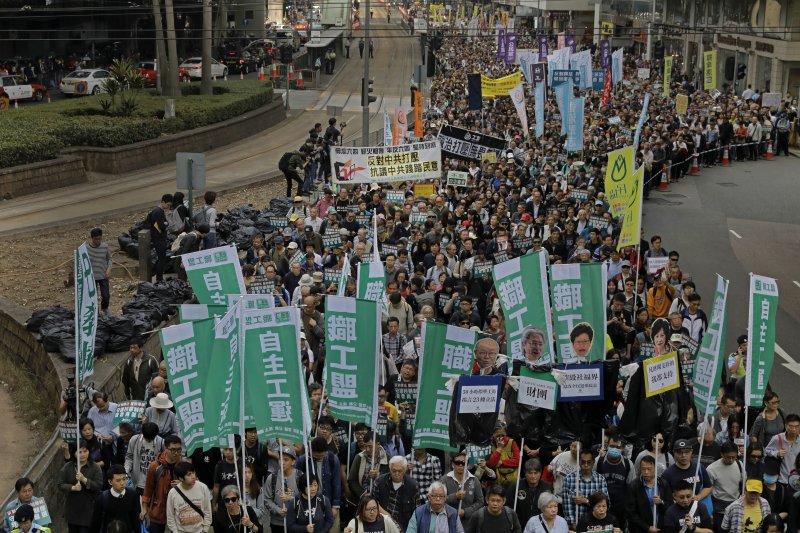 香港政治團體在元旦舉辦遊行,今年以引發司法獨立風波的人大釋法為主軸。(美聯社) 香港政治團體在元旦舉辦遊行,今年以引發司法獨立風波的人大釋法為主軸。(美聯社)