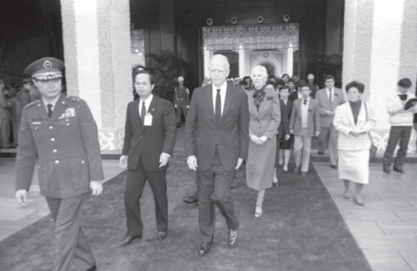 1988年1月26日上午,美國在臺協會臺北辦事處處長丁大衛夫婦(左三、左四)到圓山忠烈祠向故總統蔣經國致悼。(遠足文化提供) 1988年1月26日上午,美國在臺協會臺北辦事處處長丁大衛夫婦(左三、左四)到圓山忠烈祠向故總統蔣經國致悼。(遠足文化提供)