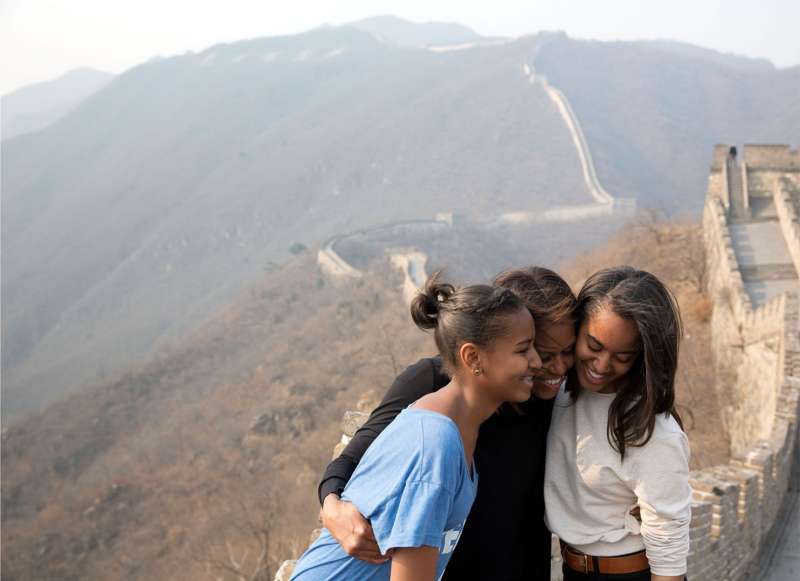 第一夫人蜜雪兒在中國長城上擁抱著女兒瑪麗亞（Malia）與莎夏（Sasha）。（取自White House）