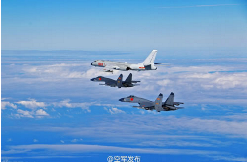 遠海訓練的主體是最上方的轟-6K轟炸機,下方2架蘇-30戰機擔任護航。 遠海訓練的主體是最上方的轟-6K轟炸機,下方2架蘇-30戰機擔任護航。