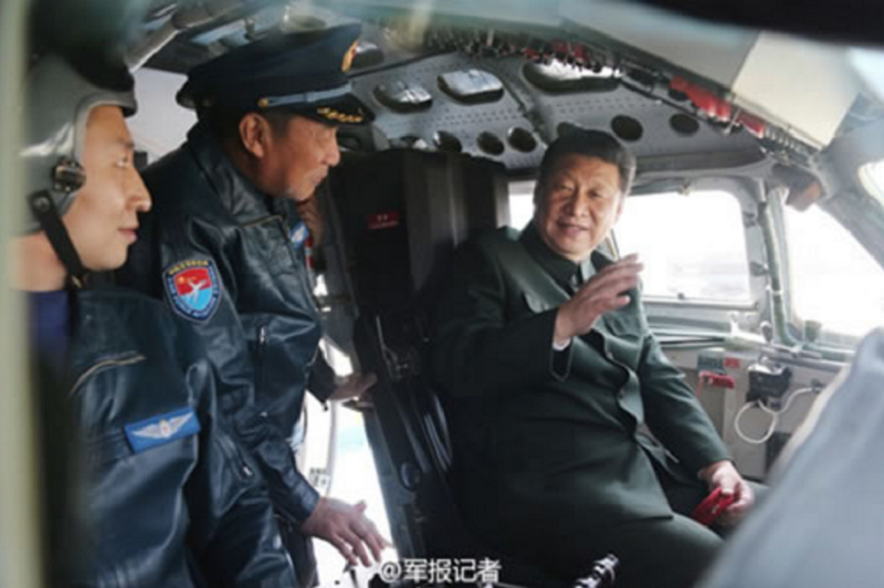 2015年2月16日,習近平視察駐西安部隊時登上轟-6K轟炸機。(中國人民網) 2015年2月16日,習近平視察駐西安部隊時登上轟-6K轟炸機。(中國人民網)