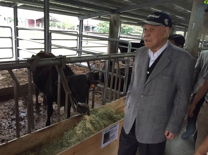 李登輝今（8）日由李登輝基金會秘書長王燕軍陪同到花蓮兆豐農場關切養牛事業。（取自李登輝臉書）