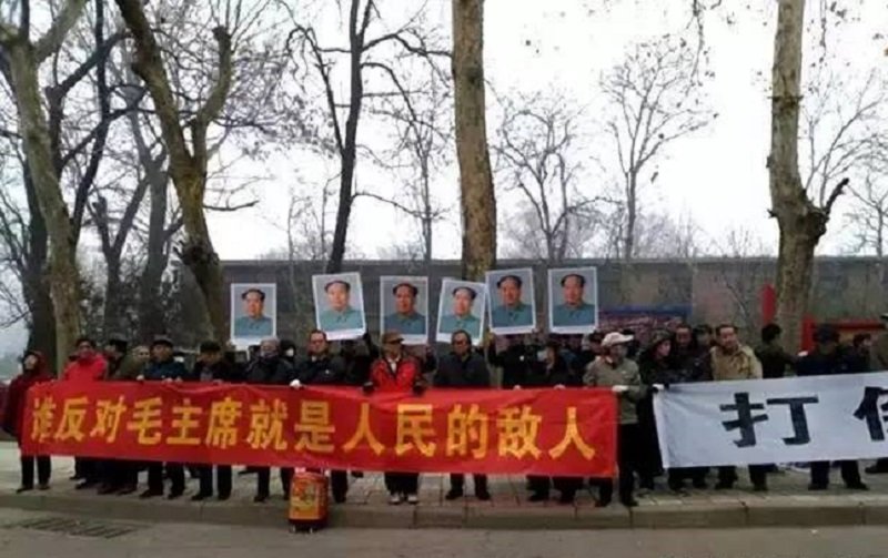 鄧相超批評毛澤東,遭到「正義群眾」抗議。(取自微博) 鄧相超批評毛澤東,遭到「正義群眾」抗議。(取自微博)