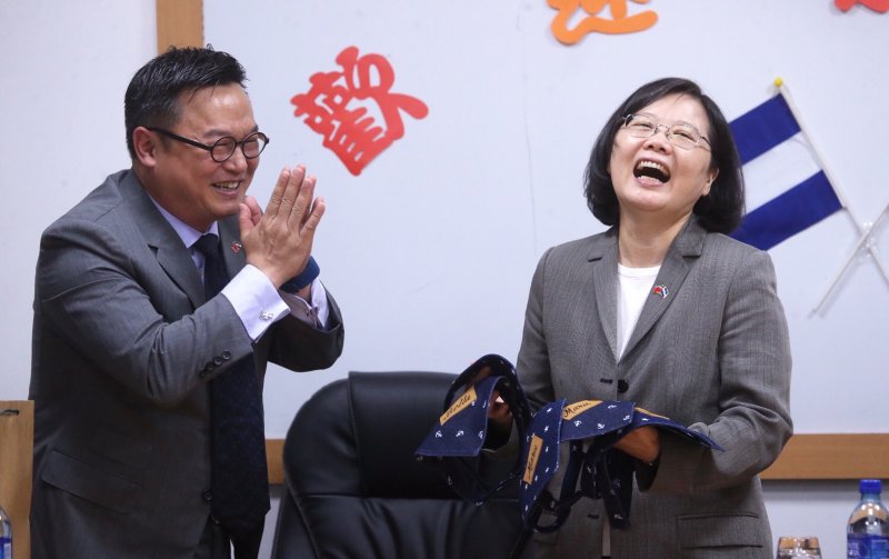 20170111-SMG0045-005-蔡英文收到如興紡織董事長陳仕修特製的狗狗領巾,直說「很開心」。(中央社) 20170111-SMG0045-005-蔡英文收到如興紡織董事長陳仕修特製的狗狗領巾,直說「很開心」。(中央社)