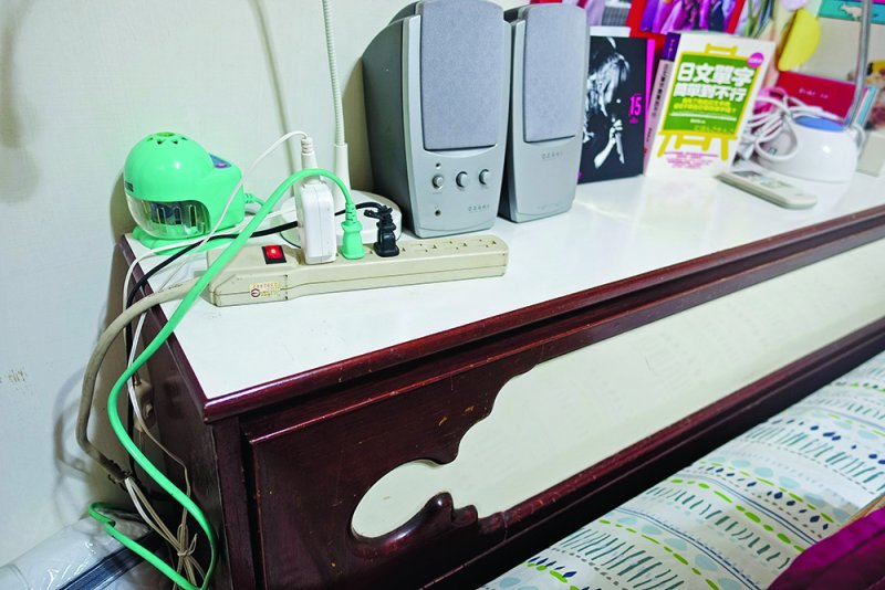 床頭不可擺放延長線插座或電器用品。(圖/時報出版提供) 床頭不可擺放延長線插座或電器用品。(圖/時報出版提供)