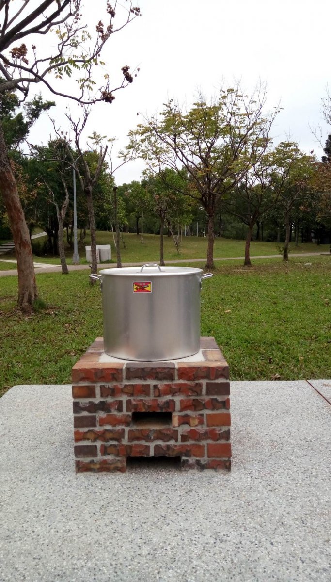 搬開椅面後成為單口爐灶。(台北市公園處提供) 搬開椅面後成為單口爐灶。(台北市公園處提供)