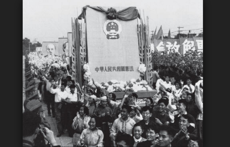 1954年9月中國一屆全國人大一次會議通過《中華人民共和國憲法》。圖為1954年國慶節,遊行群眾抬著《中華人民共和國憲法》模型通過天安門。 1954年9月中國一屆全國人大一次會議通過《中華人民共和國憲法》。圖為1954年國慶節,遊行群眾抬著《中華人民共和國憲法》模型通過天安門。