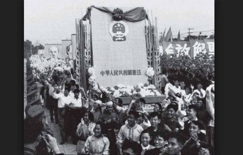 1954年9月中國一屆全國人大一次會議通過《中華人民共和國憲法》。圖為1954年國慶節，遊行群眾抬著《中華人民共和國憲法》模型通過天安門。