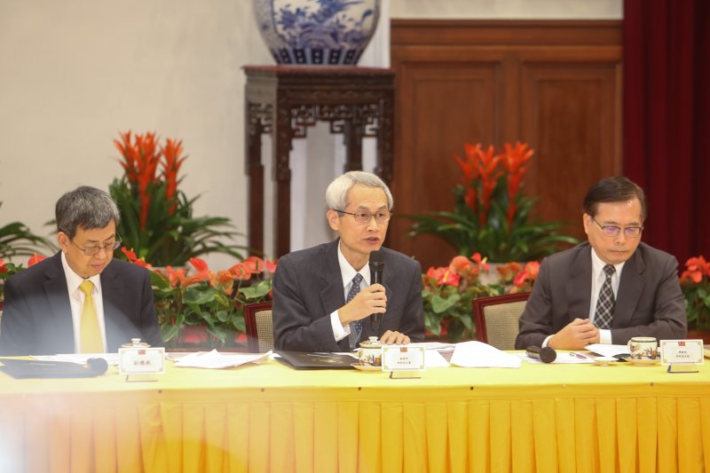 20170119-總統府國家年金改革委員會國是會議會前記者會.《左起》由副總統.年改會召集人陳建仁主持,銓敍部長周宏憲,勞動部長郭芳煜。(陳明仁攝) 20170119-總統府國家年金改革委員會國是會議會前記者會.《左起》由副總統.年改會召集人陳建仁主持,銓敍部長周宏憲,勞動部長郭芳煜。(陳明仁攝)