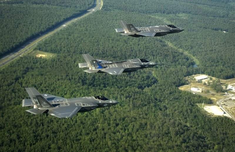 三種型號的F-35列隊飛行,從上到下分別是F-35A、F-35B和F-35C。(維基百科) 三種型號的F-35列隊飛行,從上到下分別是F-35A、F-35B和F-35C。(維基百科)