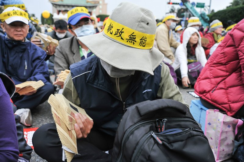 2017-01-22-總統府年金改革國是會議-軍公教團體場外抗議-撒冥紙為蔡政府送終-甘岱民攝