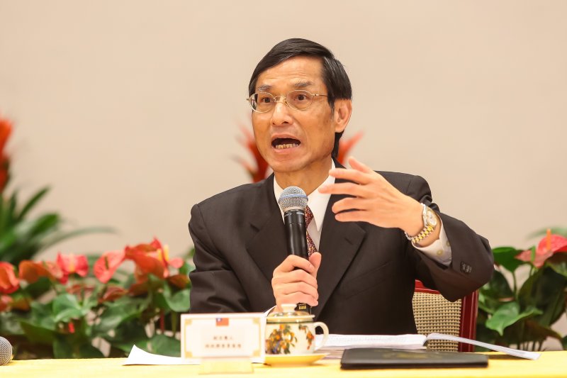 20170122-年金改革委員會副召集人林萬億22日於年金改革國是會議全國大會後召開記者會說明。(顏麟宇攝) 20170122-年金改革委員會副召集人林萬億22日於年金改革國是會議全國大會後召開記者會說明。(顏麟宇攝)
